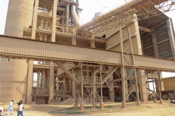 VISITA DA GOVERNADORA MARA QUIOSA À FÁBRICA DE CIMENTO DO KWANZA SUL (FCKS)